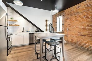 Réfrigérateur, four à micro-ondes, un four, surface de cuisson