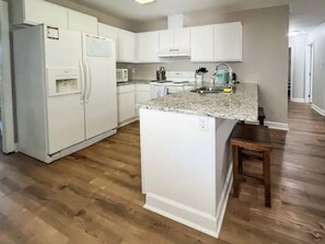 Frigorifero, microonde, forno, piano cottura