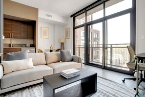 TV, stereo - Luxe H Street Studio w/ Rooftop Pool & Gym, walk to Metro, by Blueground (Washington, D.C.)