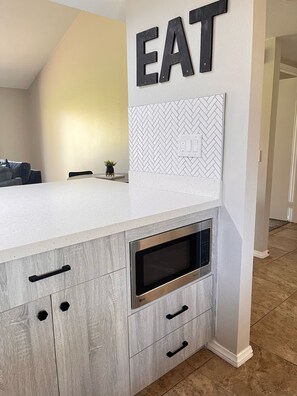 Kjøleskap, mikrobølgeovn, ovn og kokeplater