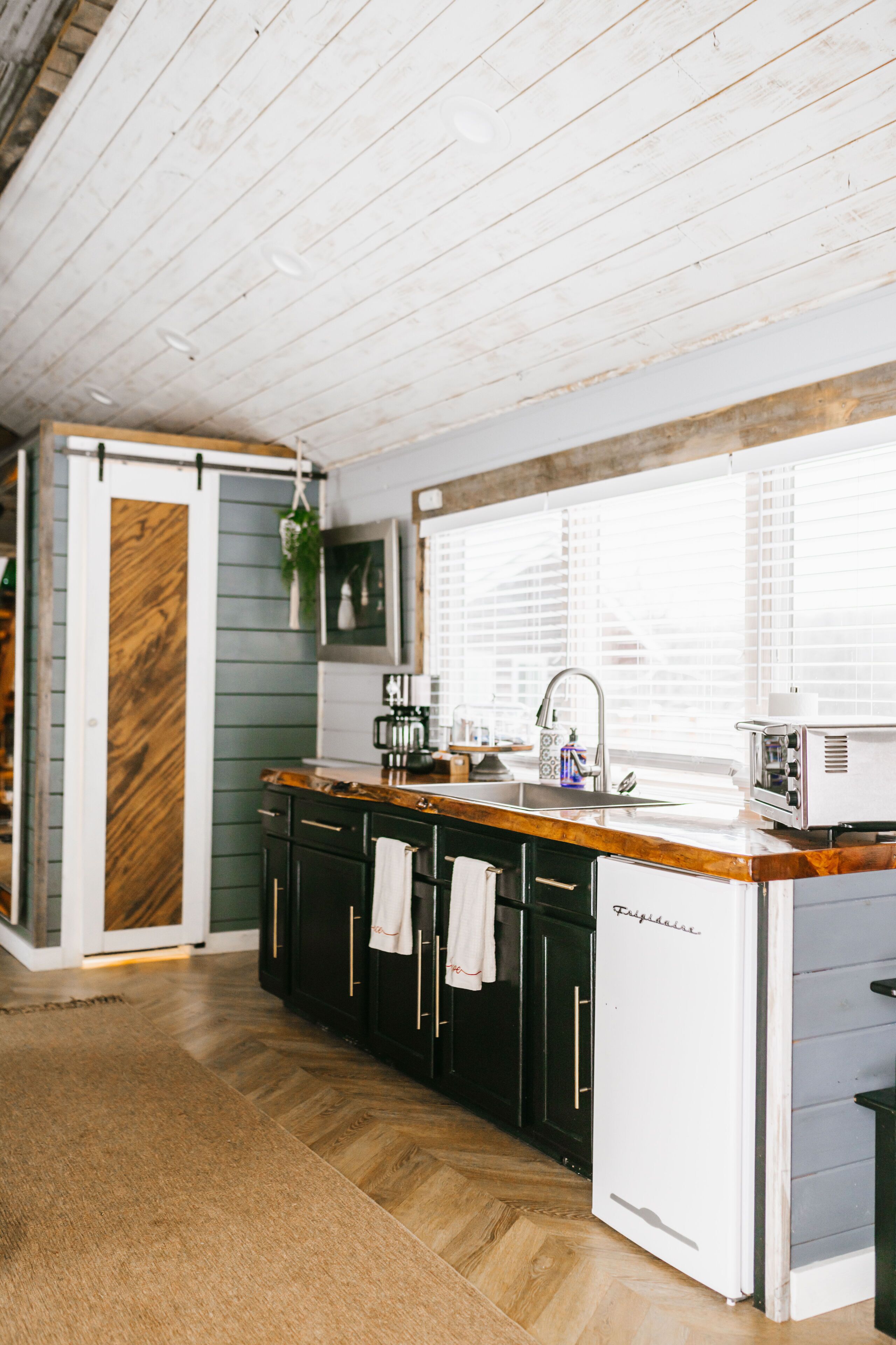 Fridge, coffee/tea maker, electric kettle, toaster