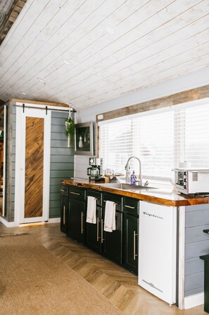 Fridge, coffee/tea maker, electric kettle, toaster - Elkhorn Log Cabin:Secluded Setting:Prime Location (Wolverine)