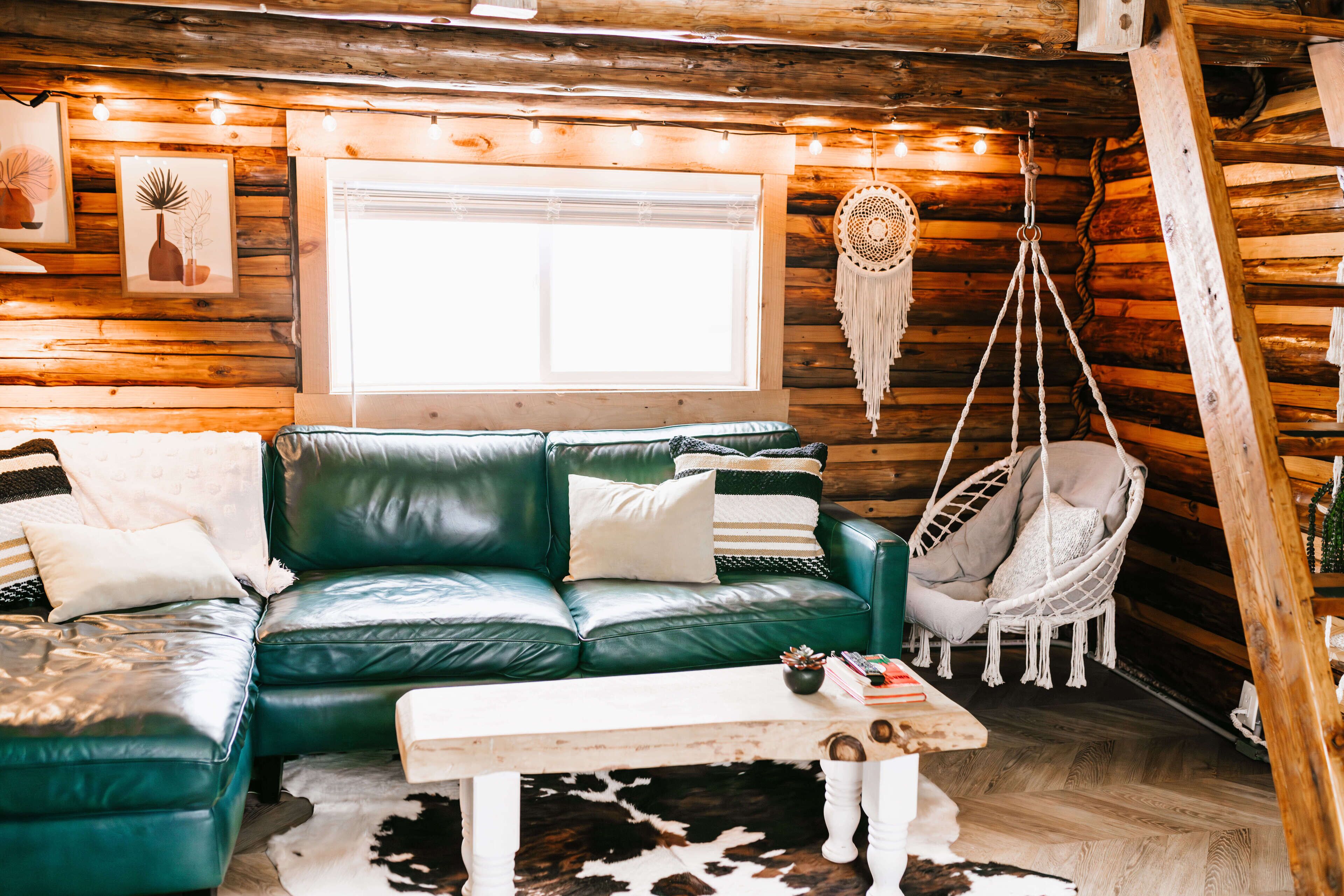 Smart-tv, eldstad och en stereo