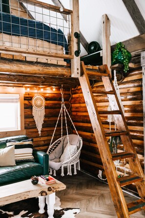 Smart TV, fireplace, stereo - Elkhorn Log Cabin:Secluded Setting:Prime Location (Wolverine)