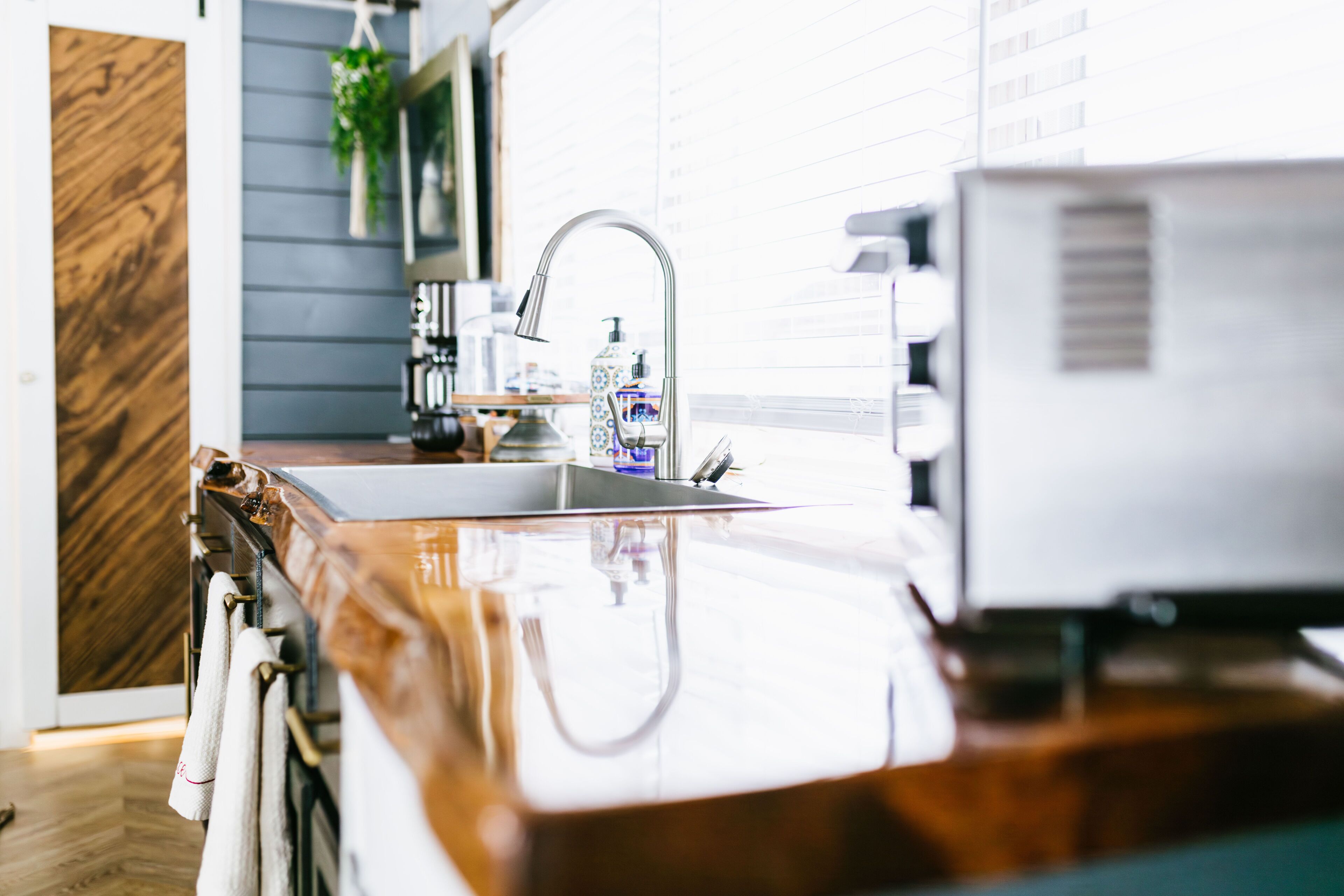 Kühlschrank, Wasserkocher mit Kaffee-/Teezubehör, Wasserkocher, Toaster