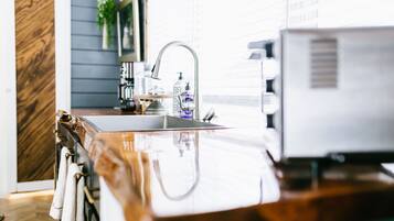 Kühlschrank, Wasserkocher mit Kaffee-/Teezubehör, Wasserkocher, Toaster