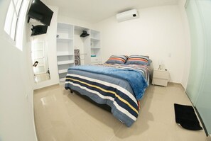 2 chambres, coffres-forts dans les chambres, bureau