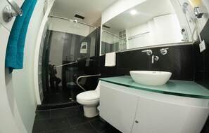 Dusche, Haartrockner, Seife, Toilettenpapier