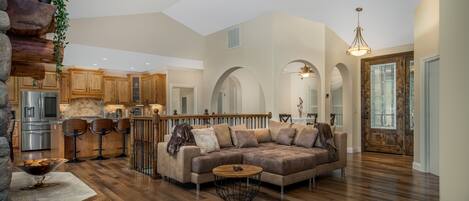 Smart TV, lareira, pebolim, mesa de pingue-pongue