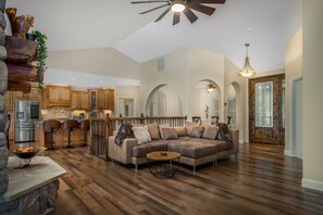 Téléviseur connecté, foyer, table de baby-foot, table de ping-pong