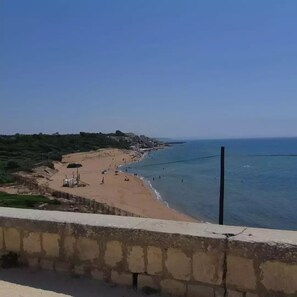 Una spiaggia nelle vicinanze
