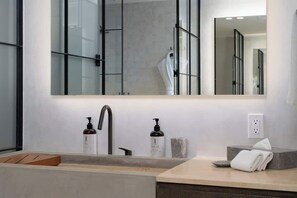 Dusche, Haartrockner, Shampoo