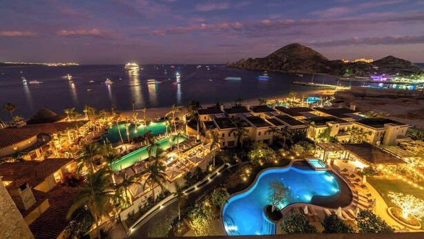Ein Resort mit mehreren Swimmingpools, Strandvillen und Meerblick.