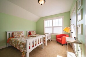 3 bedrooms, desk, iron/ironing board, free WiFi