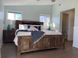 3 bedrooms, iron/ironing board, travel cot, free WiFi - Newly renovated 3BR/3BA w king bed, linens, towels & views! 🌞 (Surf City)