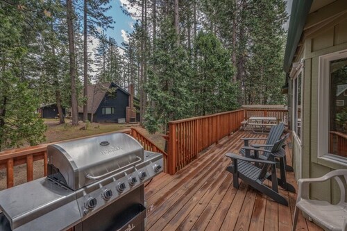 Updated Cabin-AC-game room- room for 2 families-Dogs Welcome