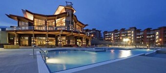 West Kelowna Oasis!  Pools, Hot Tubs,  & Views!