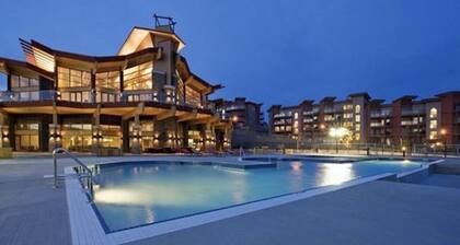 West Kelowna Oasis! Pools, Hot Tubs, & Views!