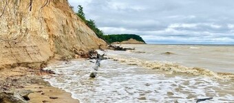 Block to Beach! Fossil Hunting, Hot Tub, Coffee Bar, Screened Deck, 1hr to DC