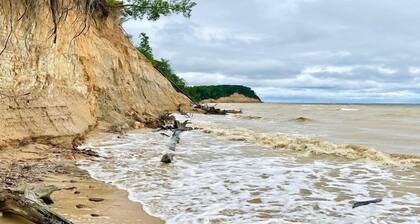 Block to Beach! Fossil Hunting, Hot Tub, Coffee Bar, Screened Deck, 1hr to DC