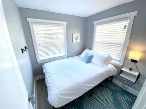 2 habitaciones, escritorio y tabla de planchar con plancha 