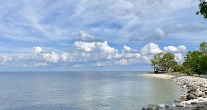 Block to Beach! Fossil Hunting, Hot Tub, Coffee Bar, Screened Deck, 1hr to DC