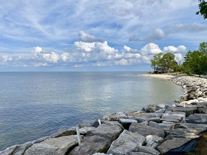 Block to Beach! Fossil Hunting, Hot Tub, Coffee Bar, Screened Deck, 1hr to DC