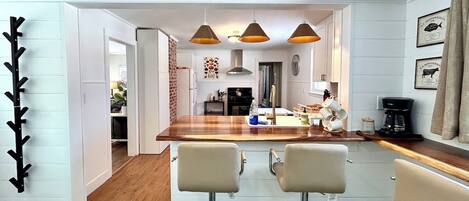 Geladeira, micro-ondas, fogão, lava-louças