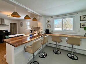 Kjøleskap, mikrobølgeovn, ovn og oppvaskmaskin