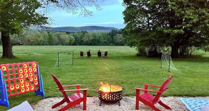 Renovated 3 bedroom with Mountain Views, Fire Pit, AC, High Speed Internet!