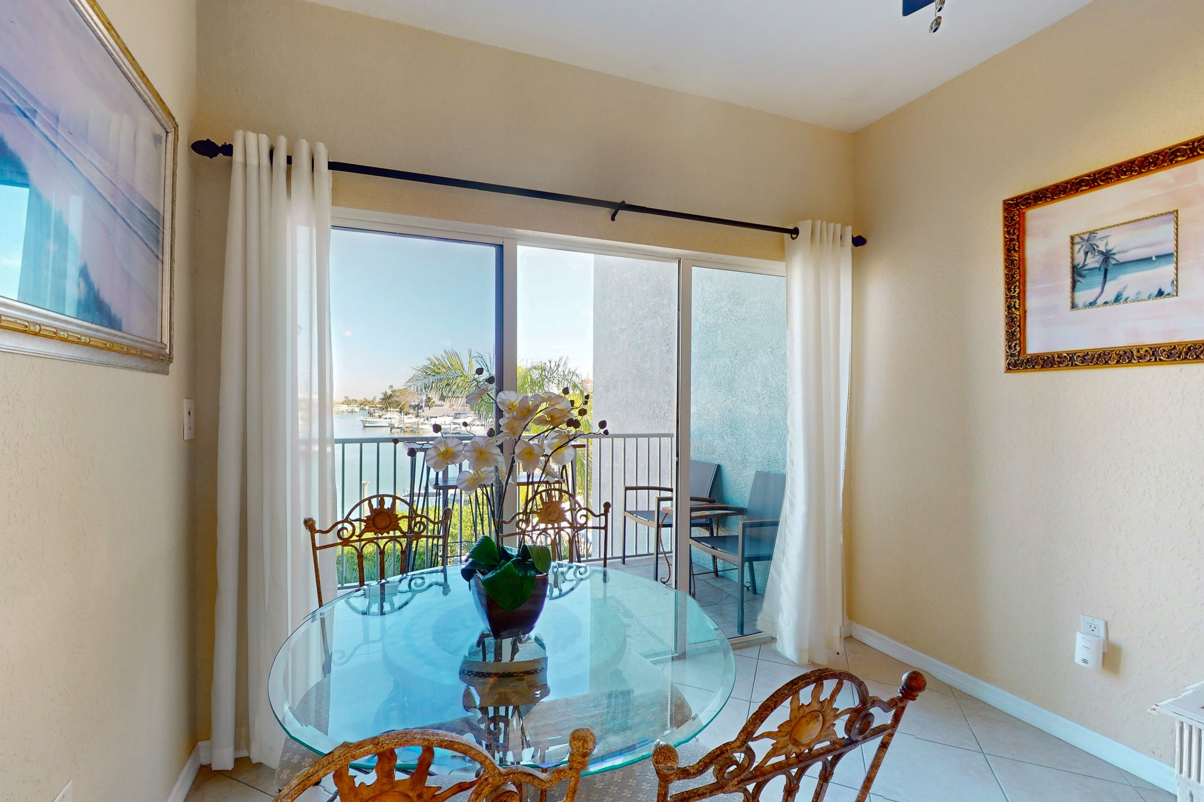 Waterfront & central condo with central AC, balcony & pool - snowbird-friendly