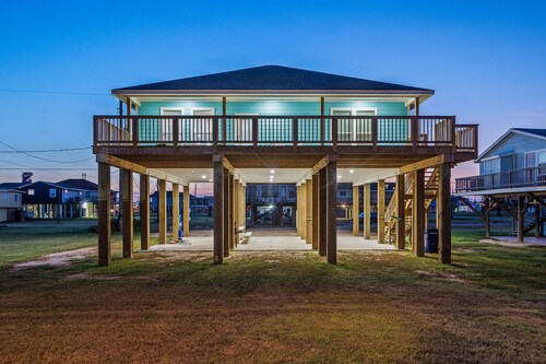 New Beachfront Oasis - Lots of Amenities!