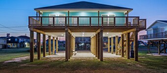 New Beachfront Oasis - Lots of Amenities!