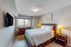 1 bedroom, internet, bed sheets - Ski-in/out mountainside condo with balcony, washer/dryer & high-speed WiFi (Ludlow)