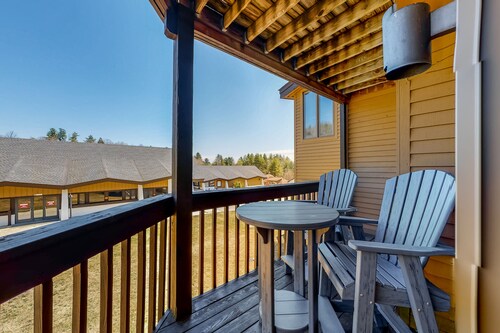 Ski-in/out mountainside condo with balcony, washer/dryer & high-speed WiFi
