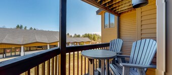 Ski-in/out mountainside condo with balcony, washer/dryer & high-speed WiFi