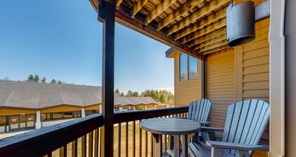 Ski-in/out mountainside condo with balcony, washer/dryer & high-speed WiFi