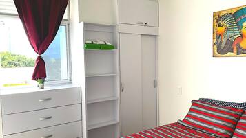 2 chambres, coffres-forts dans les chambres, bureau