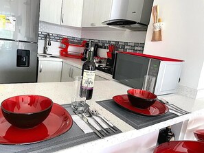 Refrigerador, microondas, parrilla de estufa y cafetera y tetera