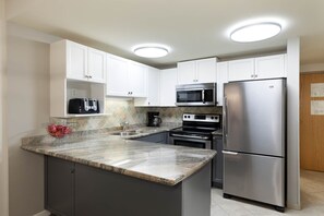 Réfrigérateur, four à micro-ondes, un four, surface de cuisson