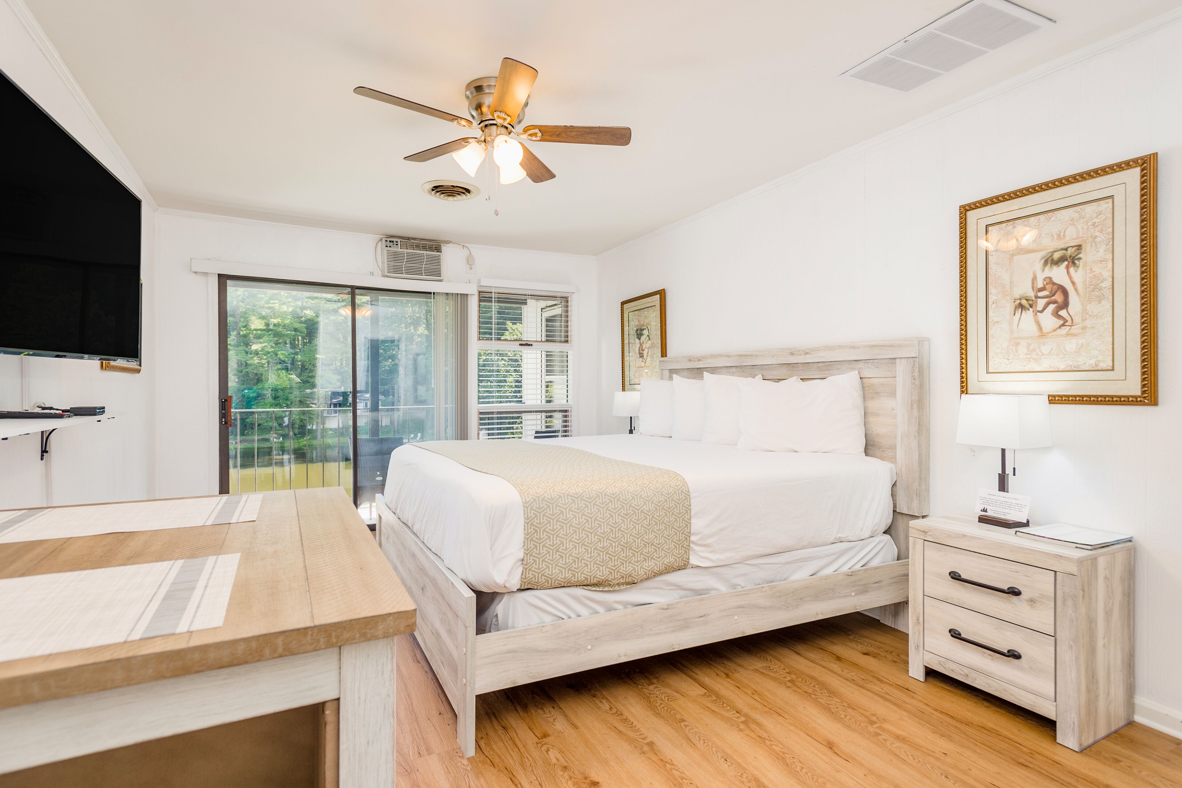 Lakefront studio with balcony, AC, WiFi, on-site pool, grill, firepit, & tennis