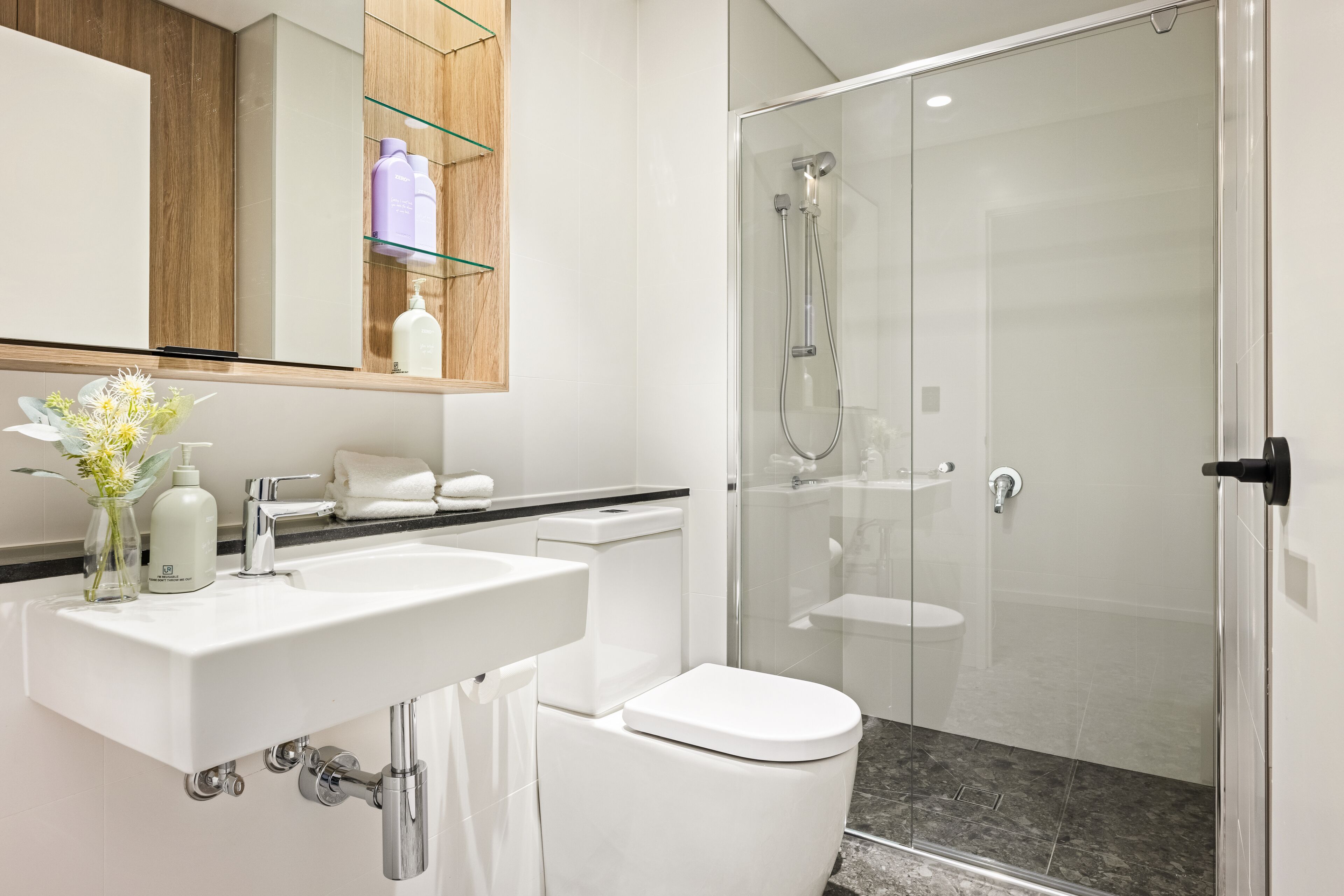 One Bedroom Apartment Superior | Bathroom | Shower, free toiletries, hair dryer, towels
