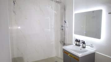 SĂšche-cheveux, chaussons, serviettes fournies, savon