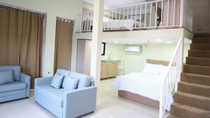 家庭樓中樓客房, 陽台, 城市景觀 | 高級寢具、客房內保險箱、書桌、隔音