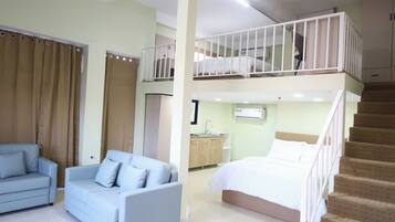 Loft familiar, balcó, vistes a la ciutat | Roba de llit d'alta qualitat, caixa forta a l'habitació i escriptori