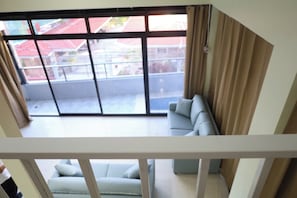 Familien-Loft, Balkon, Stadtblick | Wohnbereich