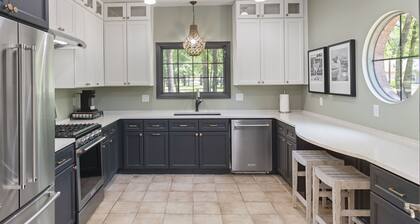 Renovated and Sleeps 10! Close to Cedar Creek Lake, Golf and Wedding Venues