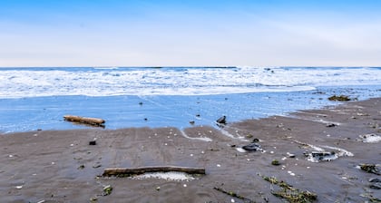 Oceanfront condo with balcony, telescope, W/D, pool, & hot tub
