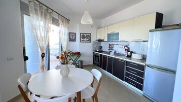 Fridge, oven, stovetop, coffee/tea maker