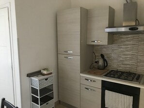 Køleskab, mikrobølgeovn, ovn, kogeplade